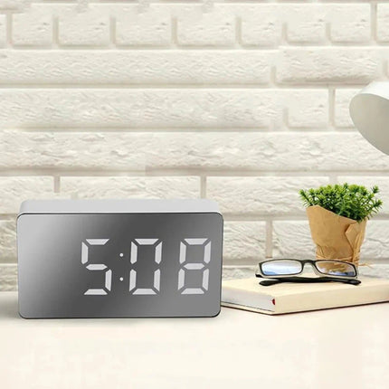 Simpele digitale wekker met spiegeldisplay