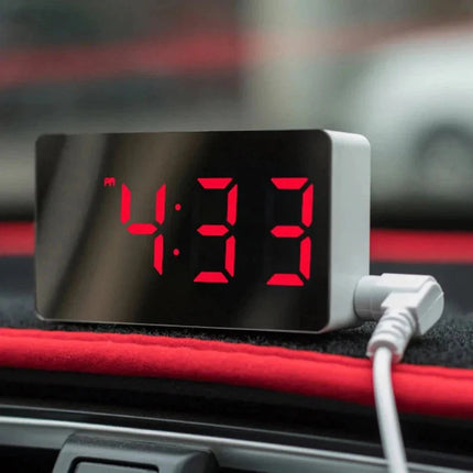 Simpele digitale wekker met spiegeldisplay