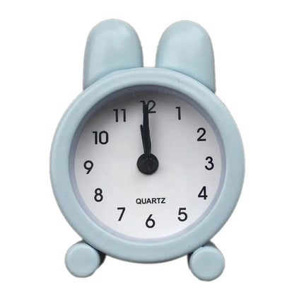Kleine zwarte wekker met konijnenoren