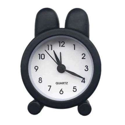 Kleine zwarte wekker met konijnenoren