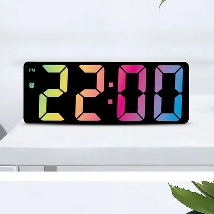 Digitale wekker met gekleurde cijfers