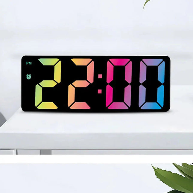 Digitale wekker met gekleurde cijfers