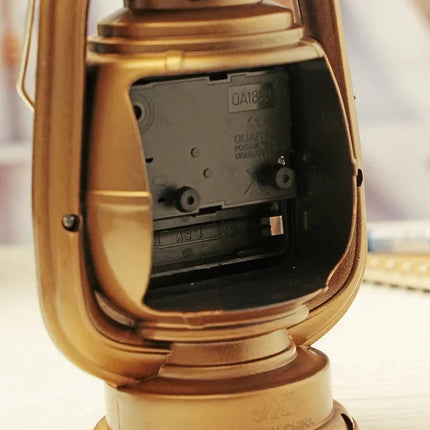 Vintage wekker in lantaarn vorm