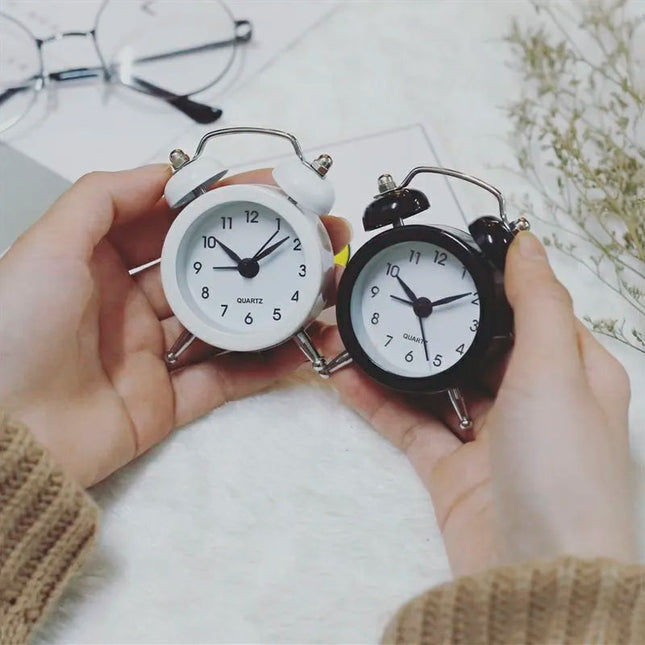 Kleine rode wekker met bellen